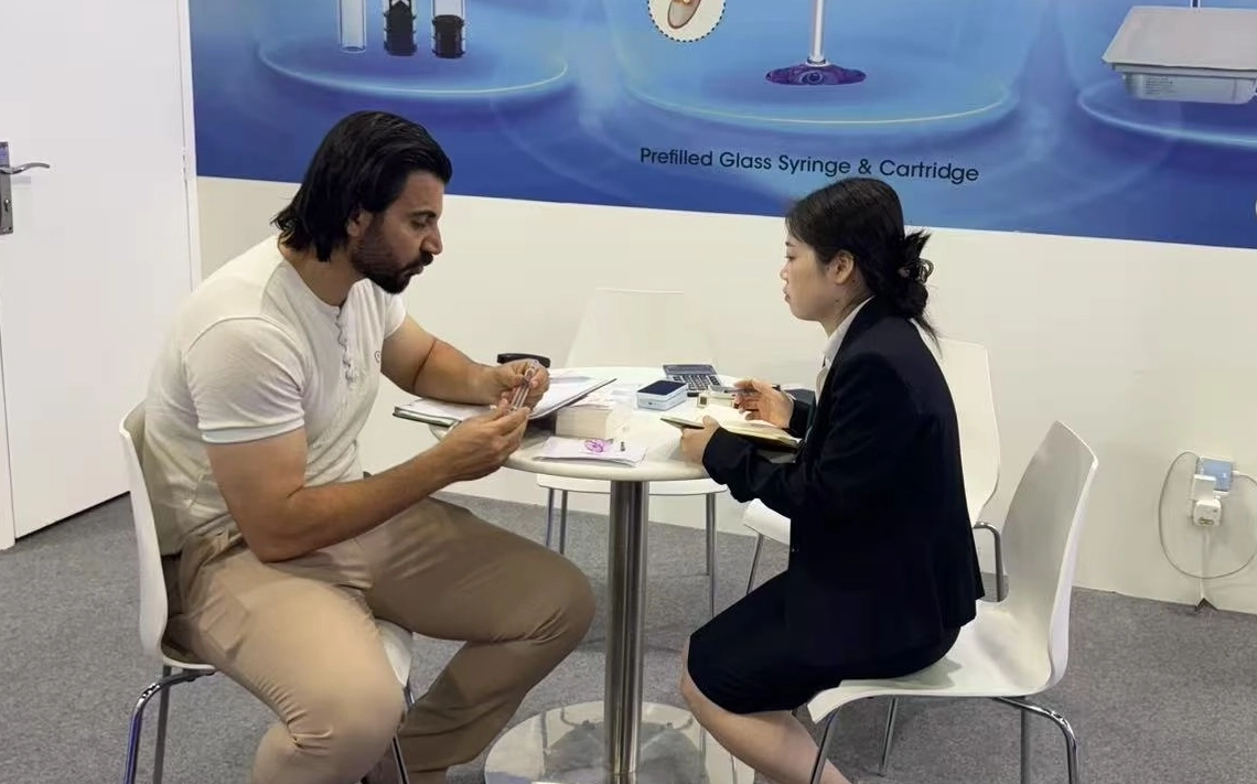 Лицом к лицу в Dubai Derma 2025-Sunrise Medical в действии